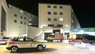 Mehrere Rettungs- und Polizeiautos fuhren beim ZiB vor.