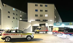 Mehrere Rettungs- und Polizeiautos fuhren beim ZiB vor.