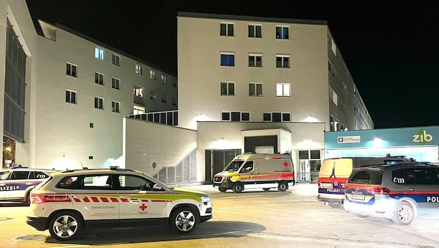 Mehrere Rettungs- und Polizeiautos fuhren beim ZiB vor.