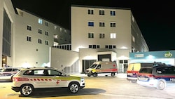 Mehrere Rettungs- und Polizeiautos fuhren beim ZiB vor.