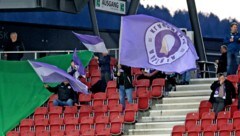 Immerhin schwang noch eine ganz kleine Gruppe von Fans die violetten Fahnen. . .