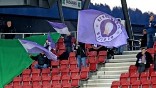 Immerhin schwang noch eine ganz kleine Gruppe von Fans die violetten Fahnen. . .