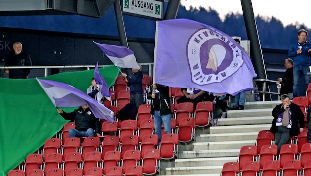 Immerhin schwang noch eine ganz kleine Gruppe von Fans die violetten Fahnen. . .
