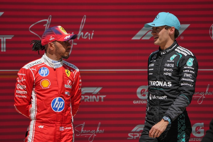 Lewis Hamilton (l.) und George Russell (r.)