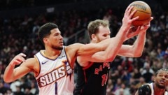 Jakob Pöltl im Duell mit Suns-Star Devin Booker (l.)