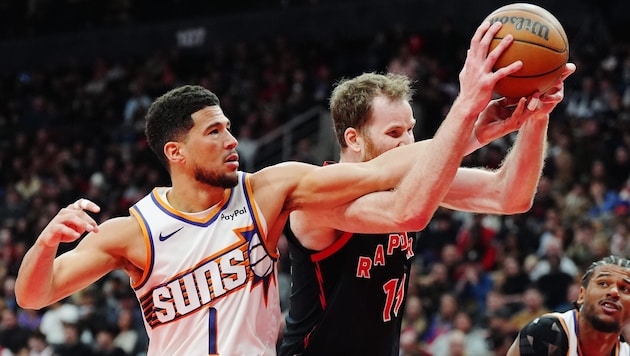 Jakob Pöltl im Duell mit Suns-Star Devin Booker (l.)