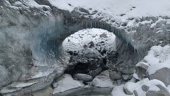 Ein Eistunnel am Wildgerloskees in den Zillertaler Alpen