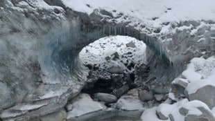 Ein Eistunnel am Wildgerloskees in den Zillertaler Alpen