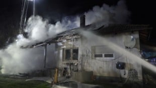 Mitarbeiter des Landeskriminalamts und der Polizeiinspektion Höchst sind noch dabei, die ...