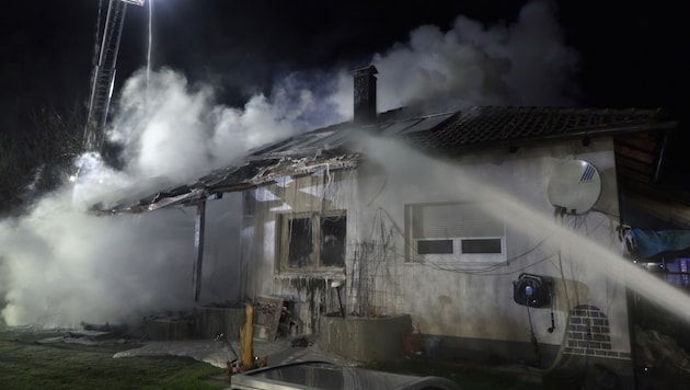 Mitarbeiter des Landeskriminalamts und der Polizeiinspektion Höchst sind noch dabei, die ...