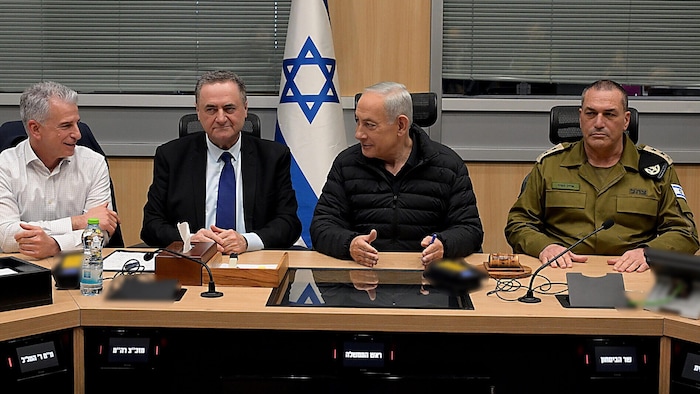 Mossad-Chef David Barnea und Generalstabschef Eyal Zamir während einer Sitzung des Nationalen ...