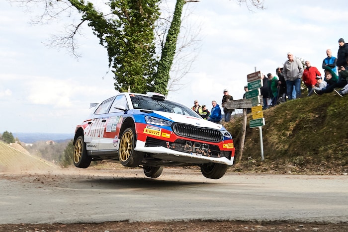 Die Rennautos fahren durchs schöne Rebenland