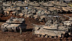 Panzer der israelischen Armee in der Nähe der Grenze zum Libanon