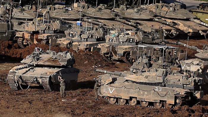 Panzer der israelischen Armee in der Nähe der Grenze zum Libanon