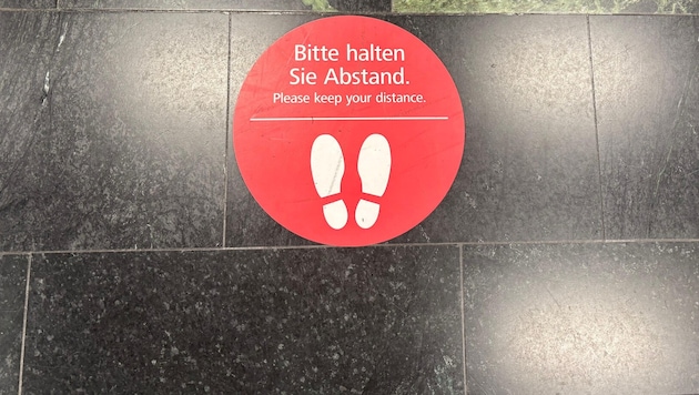 Auch ein Überbleibsel der Corona-Zeit; die Abstandshalter – hier am Bahnhof Klagenfurt.