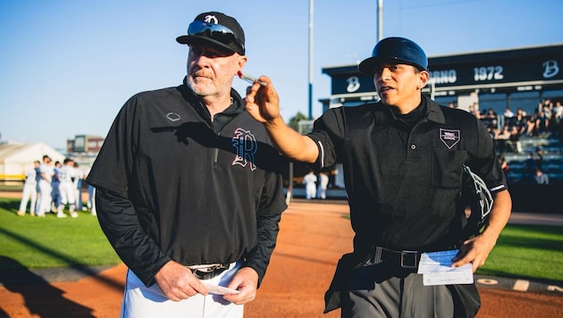 Hidalgo (re.) ist als erster Schiri der heimischen Liga bei einer Baseball-WM dabei.