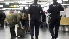 Großer Drogenfund am Flughafen Wien: In zwei Transitkoffern aus Bangkok entdeckten Ermittler 32 ...