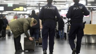 Großer Drogenfund am Flughafen Wien: In zwei Transitkoffern aus Bangkok entdeckten Ermittler 32 ...