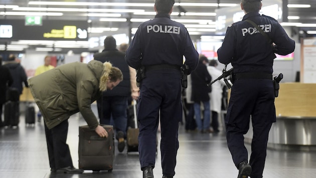 Großer Drogenfund am Flughafen Wien: In zwei Transitkoffern aus Bangkok entdeckten Ermittler 32 ...