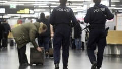 Großer Drogenfund am Flughafen Wien: In zwei Transitkoffern aus Bangkok entdeckten Ermittler 32 ...