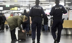 Großer Drogenfund am Flughafen Wien: In zwei Transitkoffern aus Bangkok entdeckten Ermittler 32 ...