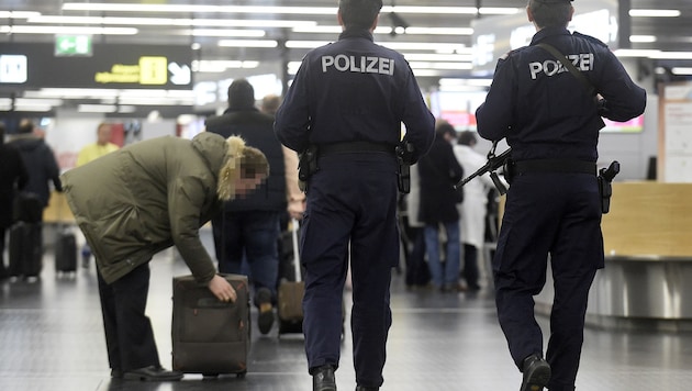 Großer Drogenfund am Flughafen Wien: In zwei Transitkoffern aus Bangkok entdeckten Ermittler 32 ...