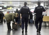 Großer Drogenfund am Flughafen Wien: In zwei Transitkoffern aus Bangkok entdeckten Ermittler 32 ...