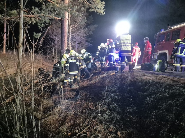 Das Auto kollidierte mit einem Baum, wobei der Motor herausgerissen und 40 Meter weit ...