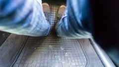 Der 20-Jährige flüchtete in ein fremdes Auto – der Täter stach auf die Scheibe ein. (Symbolbild)