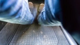 Der 20-Jährige flüchtete in ein fremdes Auto – der Täter stach auf die Scheibe ein. (Symbolbild)