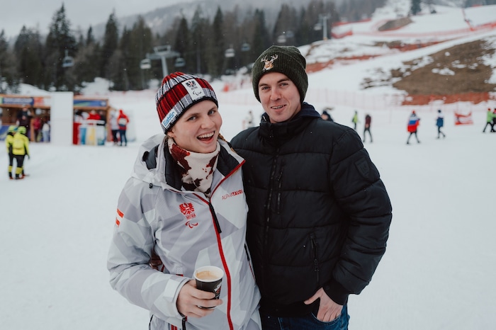 Her boyfriend Roland saw his sweetheart “Vroni” compete live for the first time.