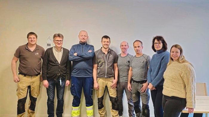 Zusammenarbeit zwischen Osttirol und Berlin: Die Projektpartner mit dem Montageteam.