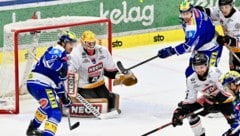 Adam Helewka (li.) traf Linienkollege Nick Hutchison (re.) im Training mit einem Schuss im ...