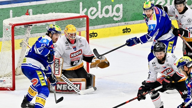 Adam Helewka (li.) traf Linienkollege Nick Hutchison (re.) im Training mit einem Schuss im ...