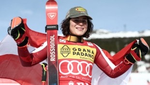 Julia Scheib jubelt über den Sieg und die kleine Kristallkugel im Riesentorlauf.