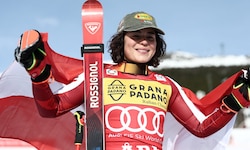 Julia Scheib jubelt über den Sieg und die kleine Kristallkugel im Riesentorlauf.
