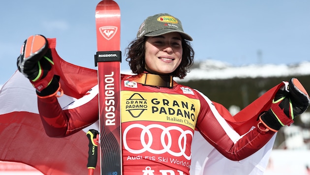 Julia Scheib jubelt über den Sieg und die kleine Kristallkugel im Riesentorlauf.