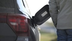 Der Diesel kostete am Sonntag in Deutschland im Schnitt 2,44 Euro. (Archivbild)