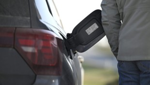 Der Diesel kostete am Sonntag in Deutschland im Schnitt 2,44 Euro. (Archivbild)