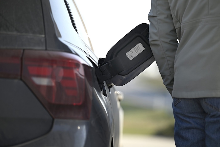 Die Kraftstoffpreise in Russland steigen seit Ende Februar unter anderem, weil sich die Lage im ...