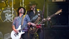 Phil Campbell (links) mit Lemmy Kilmister auf dem Glastonbury Festival 2015
