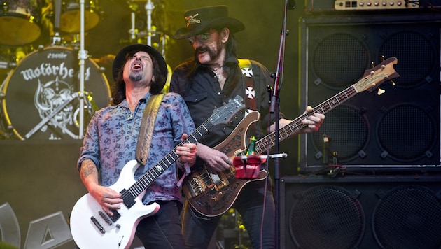 Phil Campbell (links) mit Lemmy Kilmister auf dem Glastonbury Festival 2015
