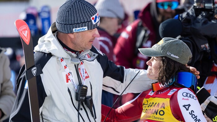 Roland Assinger freut sich mit Julia Scheib.