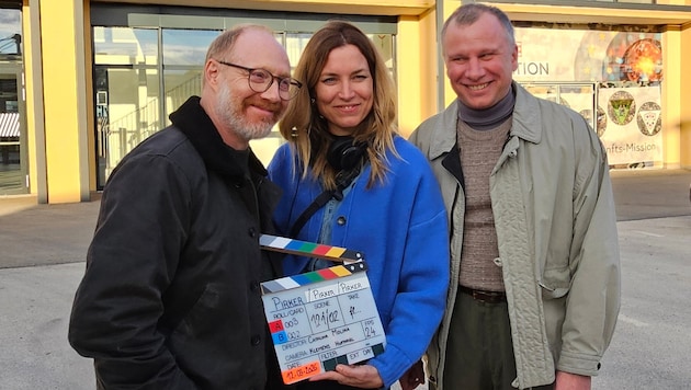 Simon Schwarz, Regisseurin Catalina Molina und Robert Stadlober drehen in Klagenfurt.
