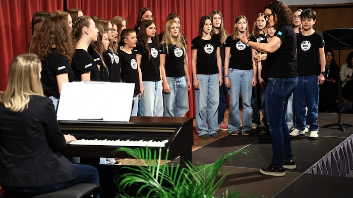 Der Klassenchor der 3a zeigte sein Können. Juroren, Fachinspektor und Publikum zeigten sich ...