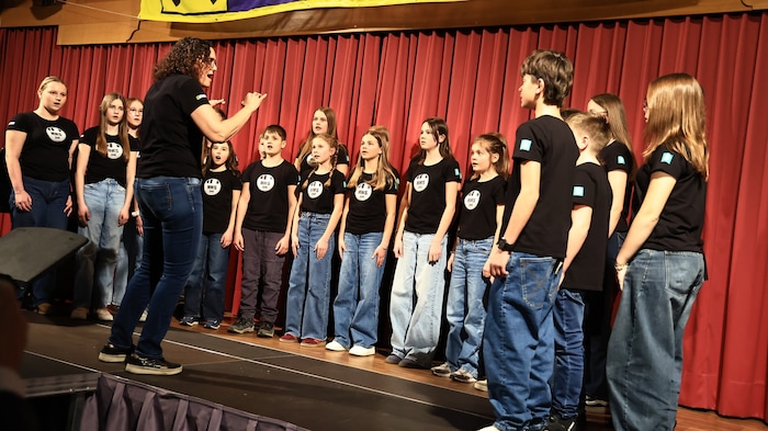Auch der Schulchor der Musikmittelschule Zell am Ziller unter der Leitung von Margret Dissauer ...