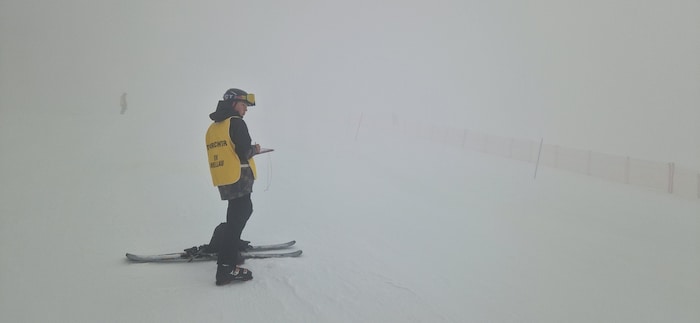 Mit Rennbeginn war die Sicht gleich null, die 13 Schüler des Poly Bezau, die als Torrichter ...