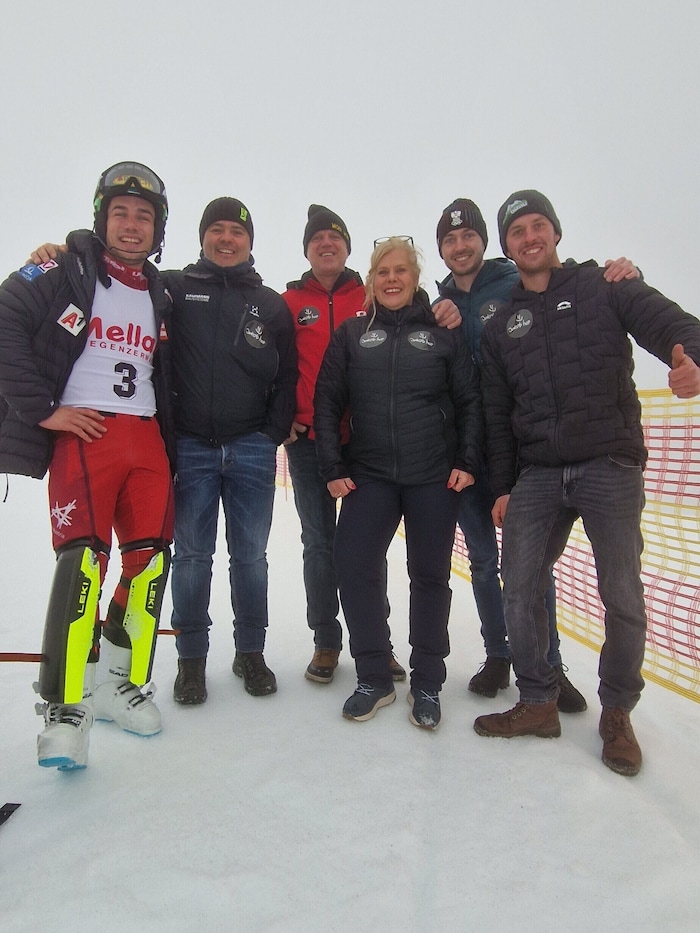 Auch Unterstützer Christian Kaufmann (2. v. li.) drückte am Samstag beim Heimrennen die Daumen.
