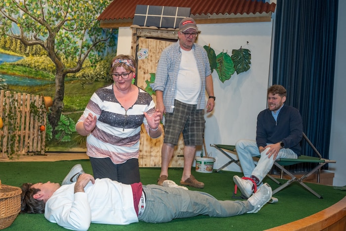 Mit viel Spielfreude stehen neun Darsteller auf der Bühne.