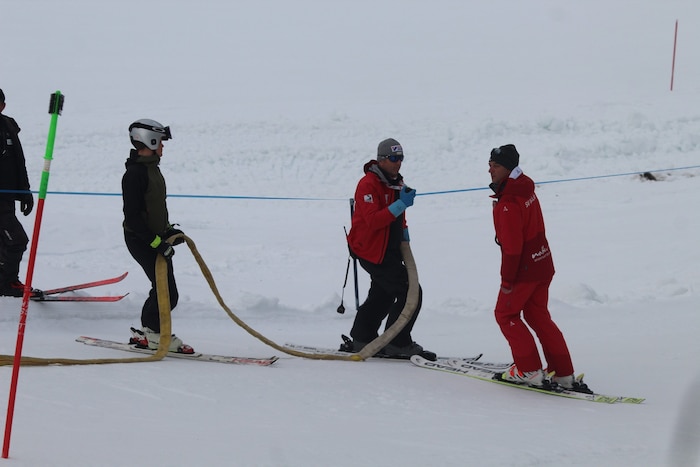 Rennleiter Thomas Übelher (re.) und Ex-Weltklasseabfahrer Christian Greber (M.) taten alles, um ...